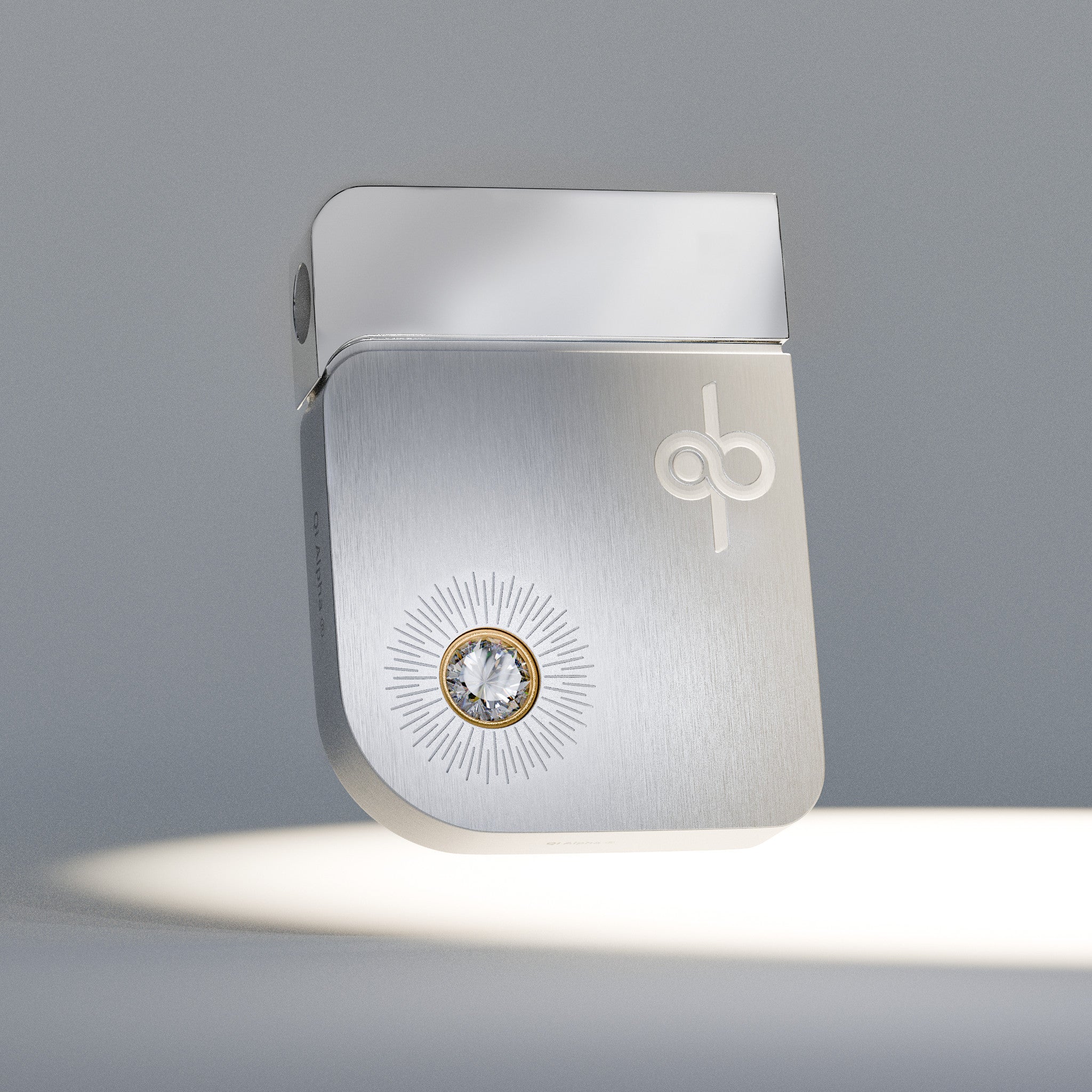 Qi Alpha, Vorderseite mit Diamant in goldener Fassung