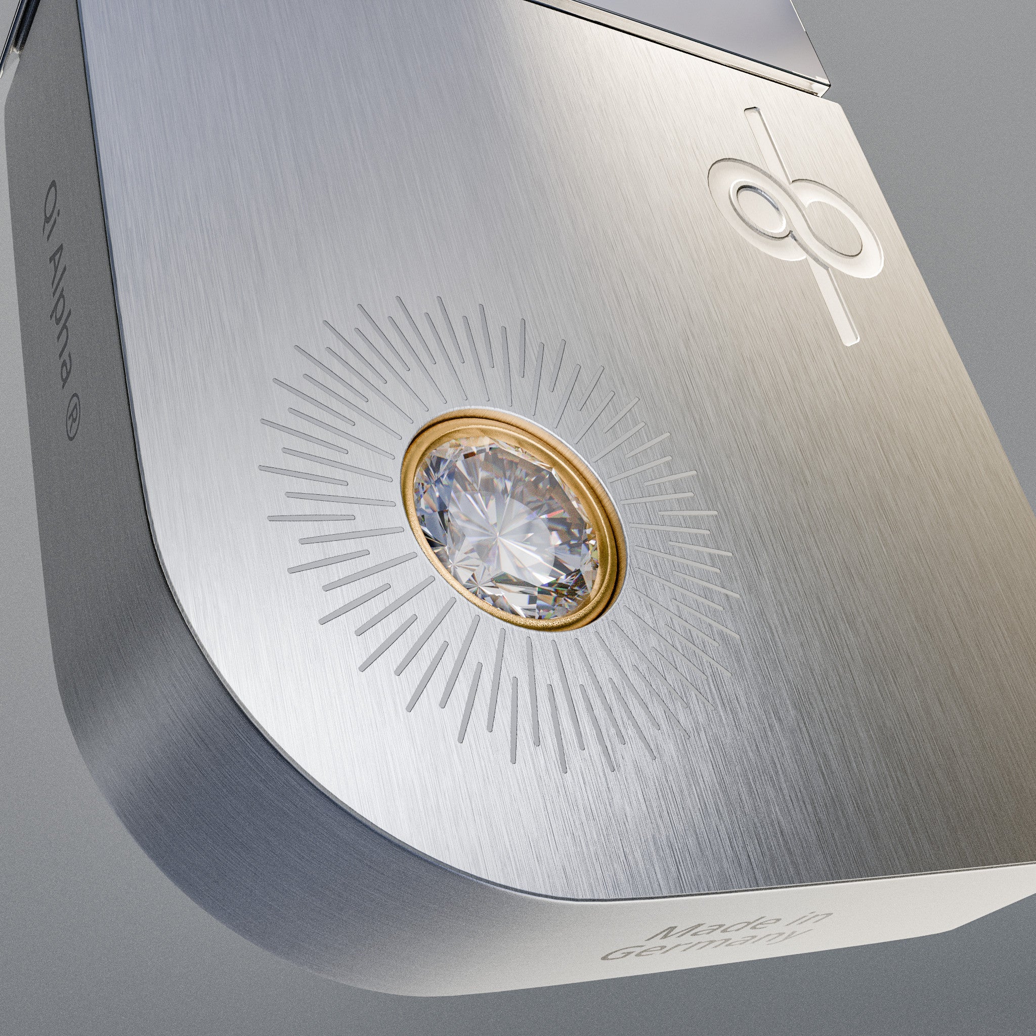 Qi Alpha, Nahaufnahme des Diamanten mit Strahlengravur