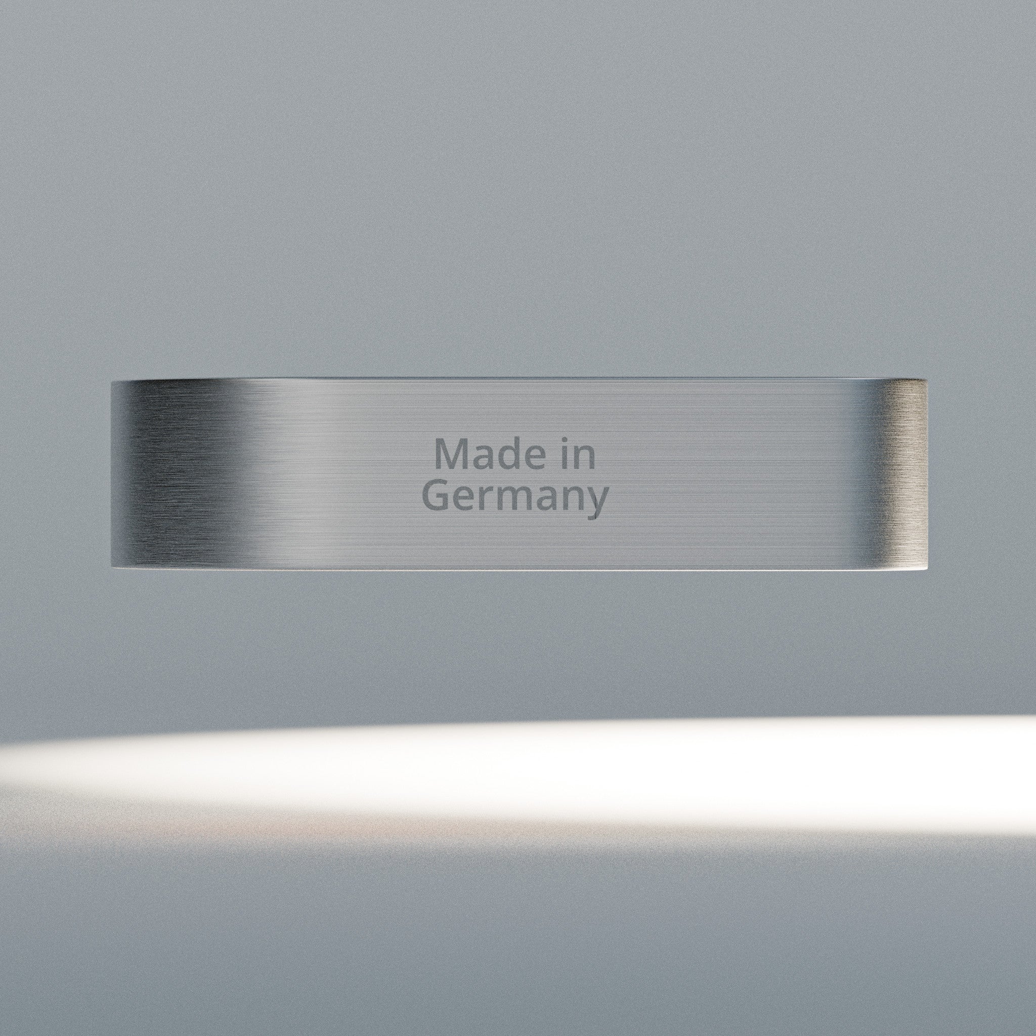 Qi Alpha, Unterseite mit Gravur „Made in Germany“