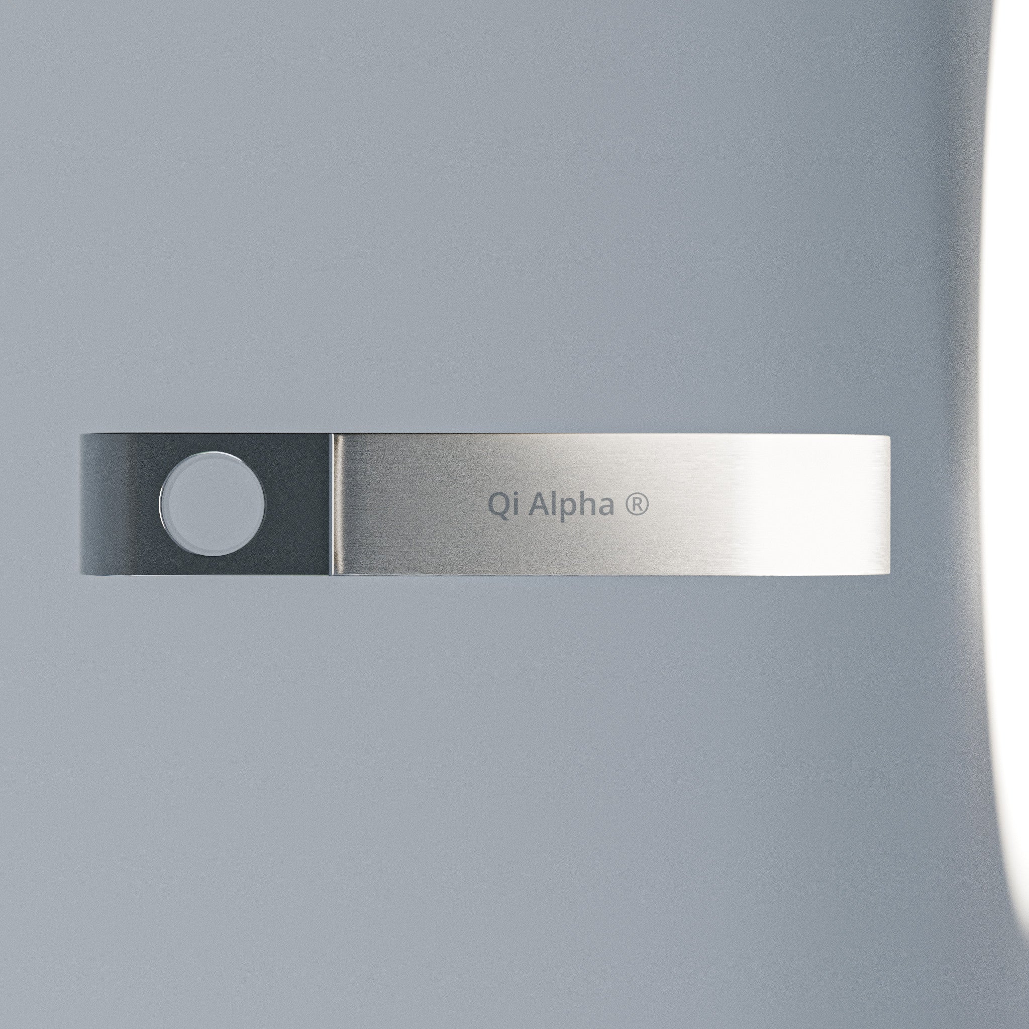 Qi Alpha, Seitenansicht mit Namensgravur